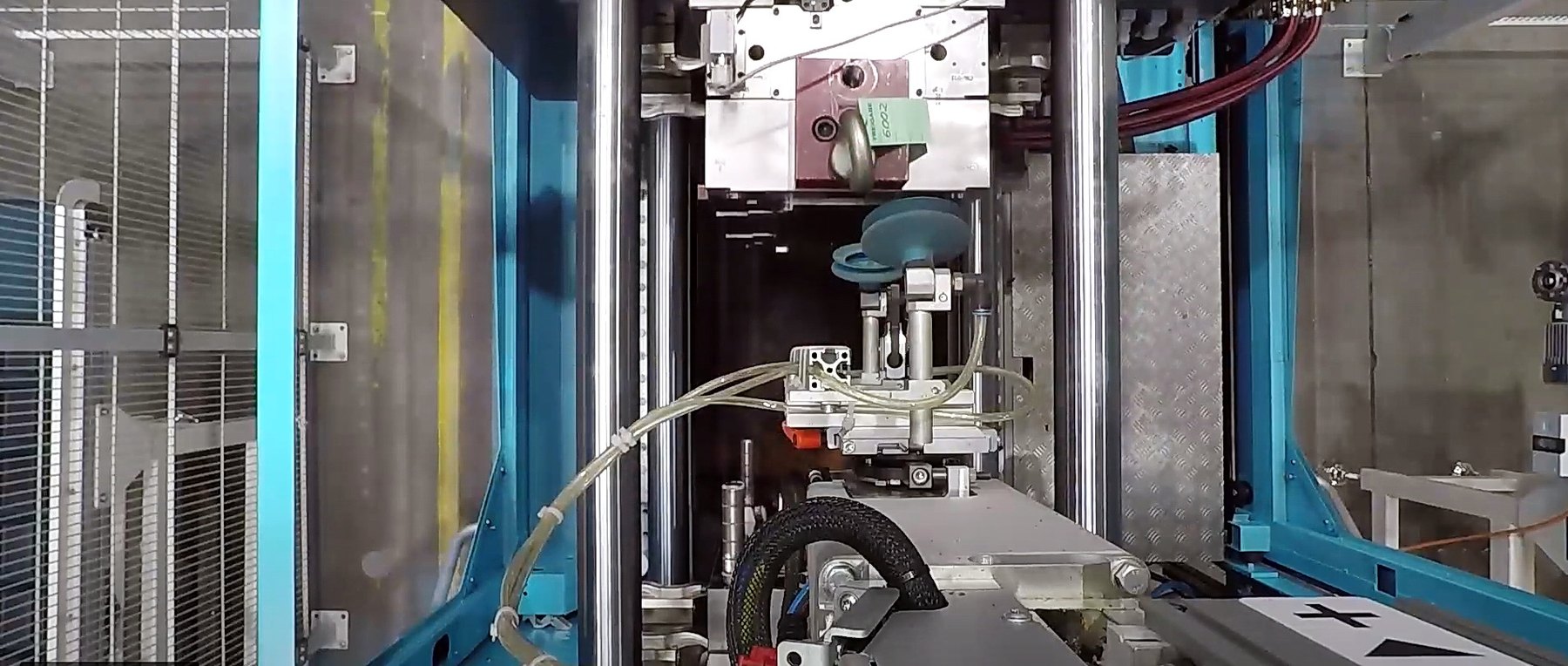 Automatisierter Entnahmeprozess in der Kunststofffertigung